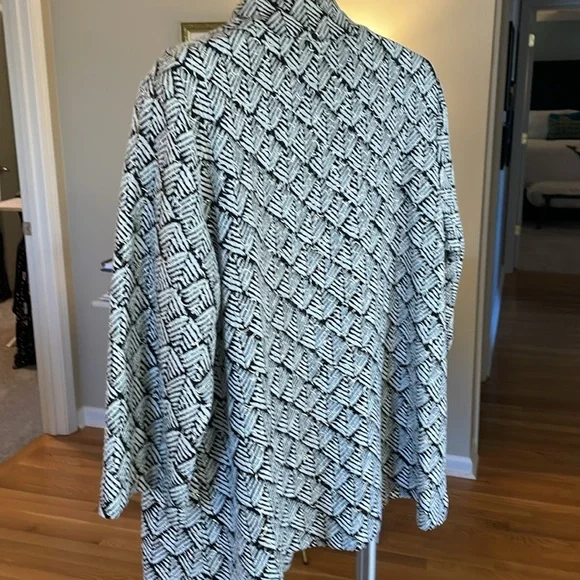 Adorable, black and white jacket with gold details, from JM Collection, 2X. - Picture 6 of 9